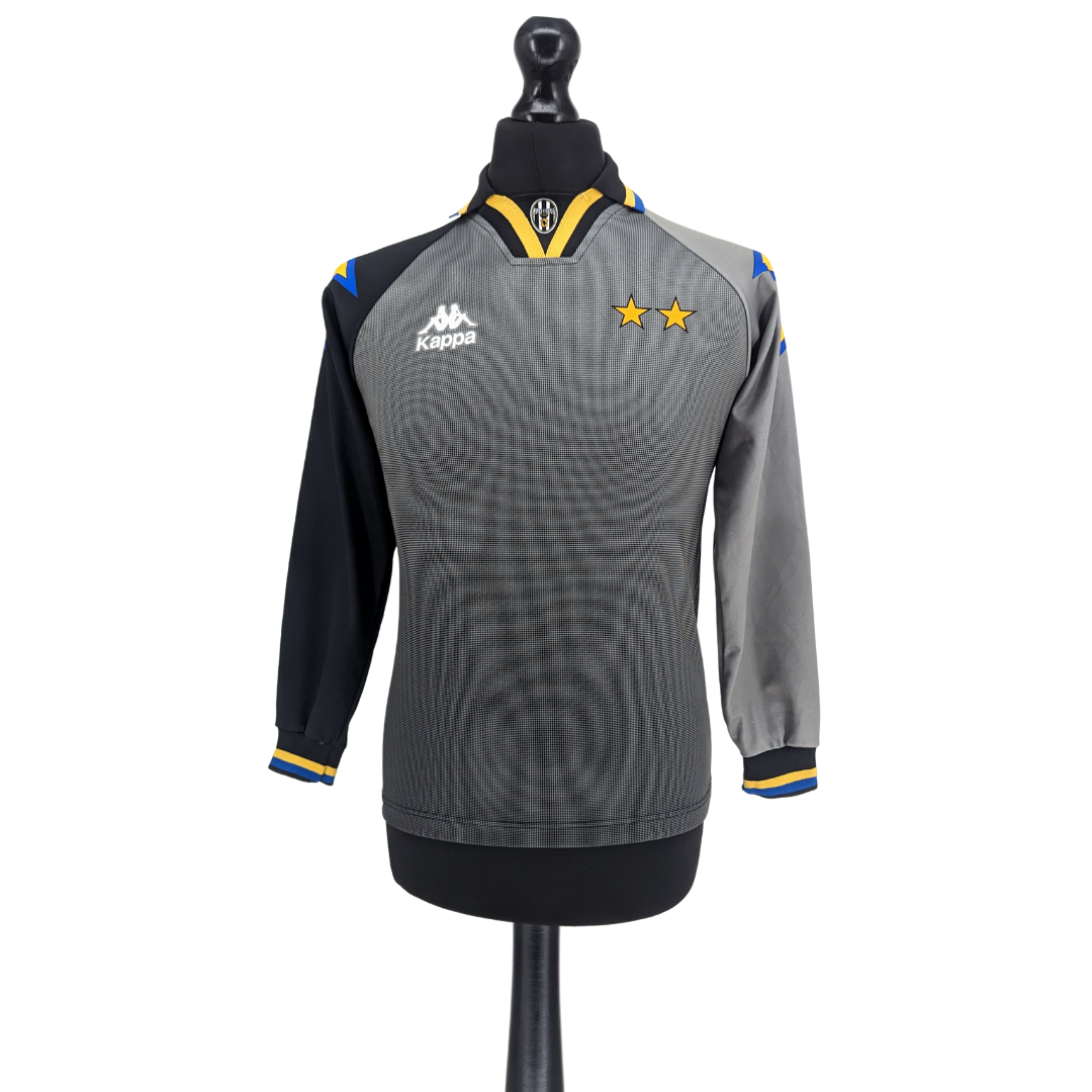 Juventus top goalkeeper shirt