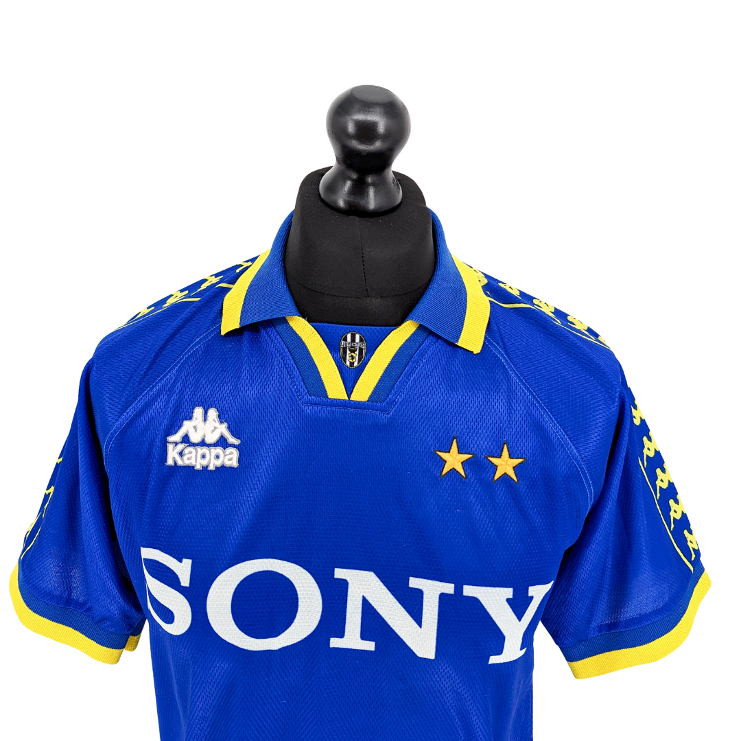 Juventus alternate football shirt 1996/97