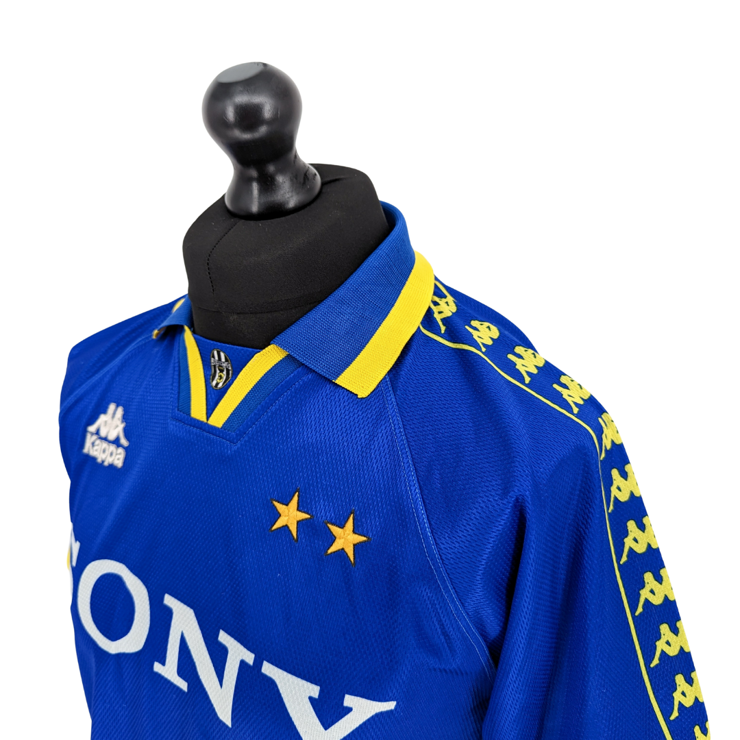 Juventus alternate football shirt 1996/97