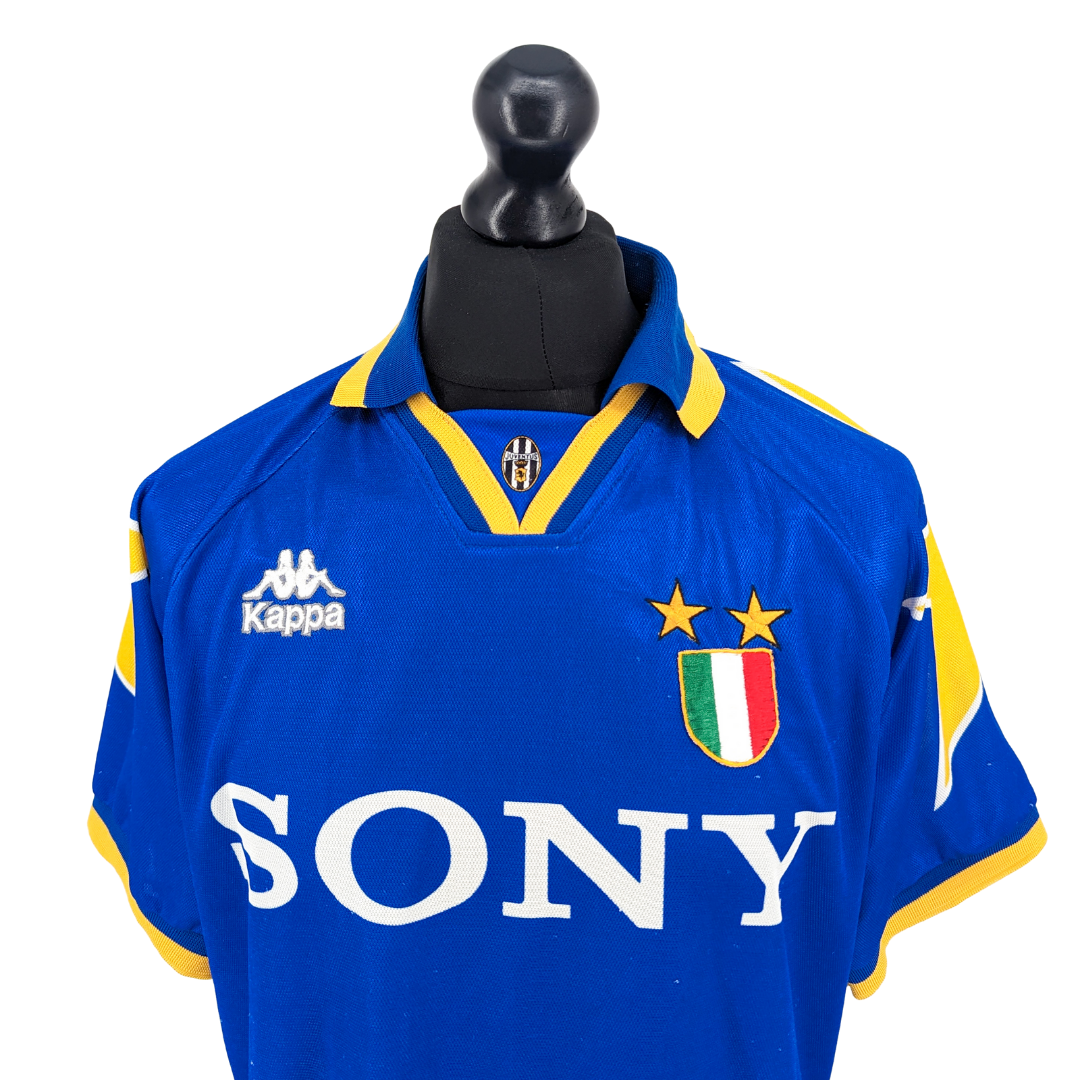 Juventus away football shirt 1995/96