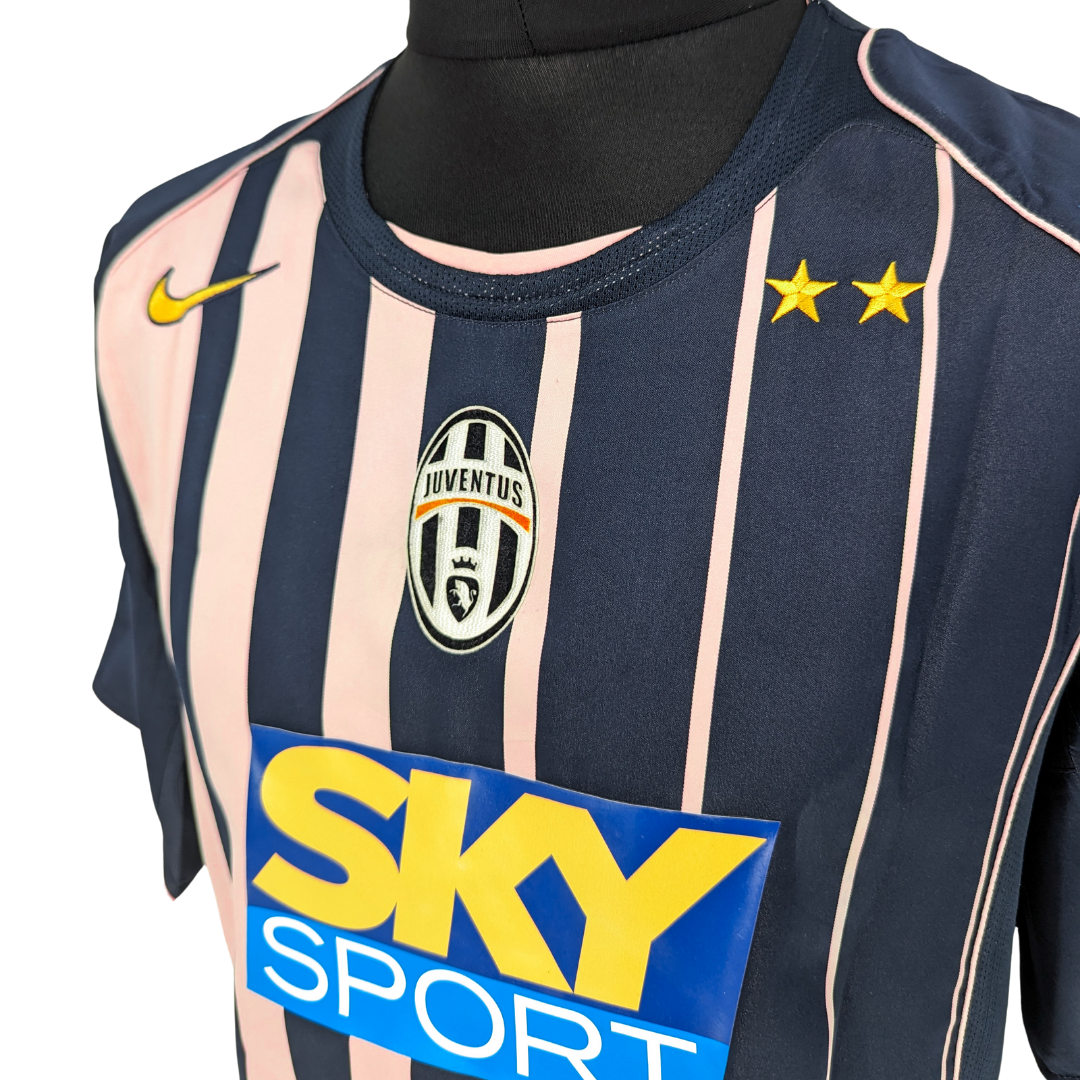 Juventus away football shirt 2004/05