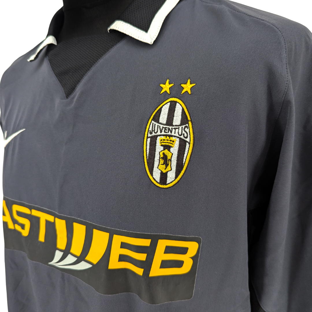 Juventus alternate football shirt 2003/04