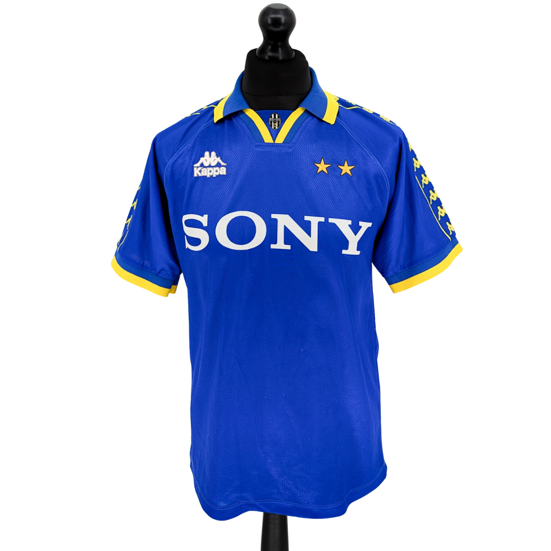 Juventus alternate football shirt 1996/97