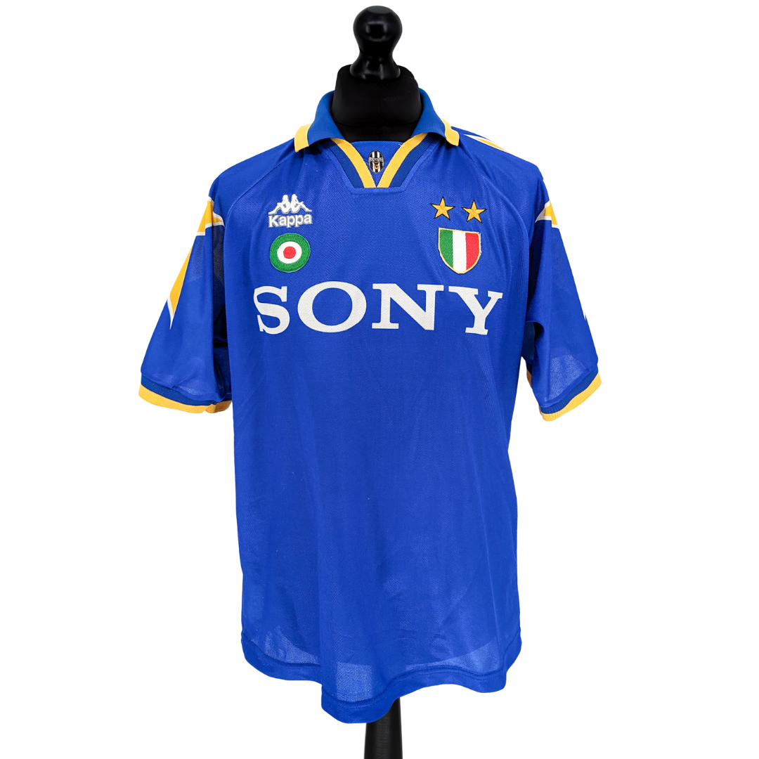 Juventus away football shirt 1995/96