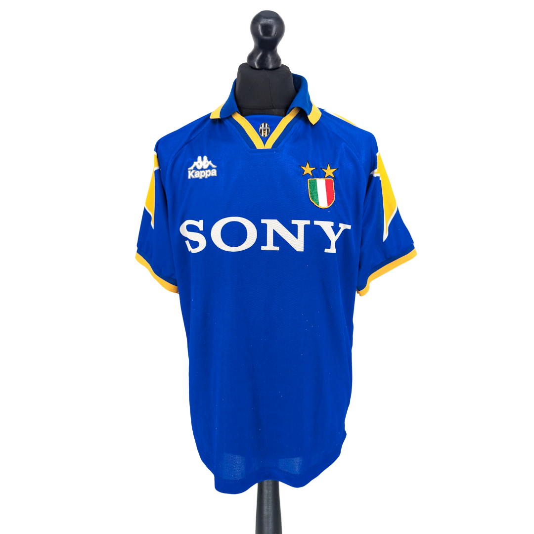 Juventus away football shirt 1995/96