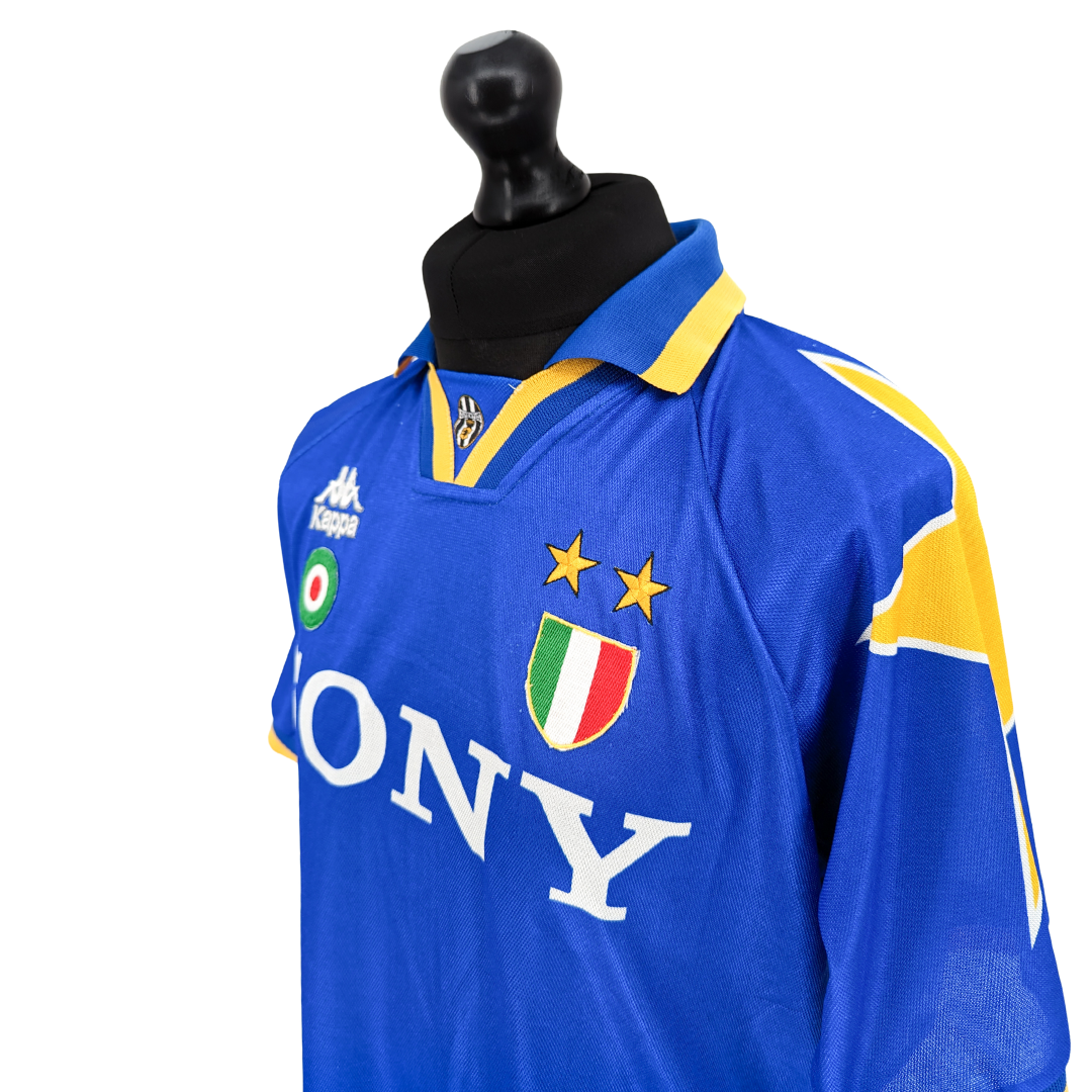 Juventus away football shirt 1995/96