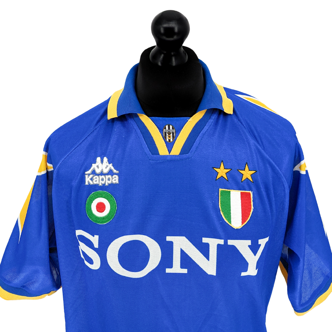 Juventus away football shirt 1995/96